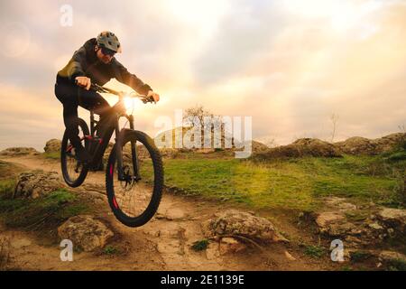 Professionelle Radfahrrad auf dem Herbst Rocky Trail bei Sonnenuntergang. Extreme Sport und Enduro Biking Konzept. Stockfoto