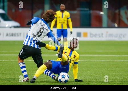 EINDHOVEN, NIEDERLANDE - 3. JANUAR: Iker Pozo vom FC Eindhoven, Issa Kallon vom SC Cambuur während des niederländischen Keukenkampioendivisie-Spiels zwischen dem FC Eindh Stockfoto