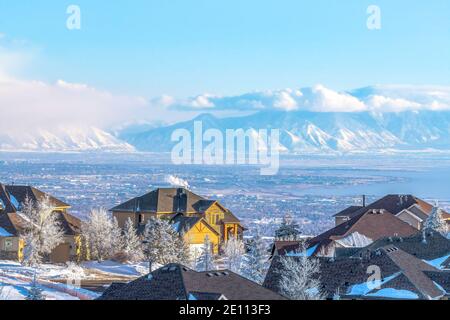 Luftaufnahme von Berghäusern mit Tal- und Bergblick Im Hintergrund Stockfoto