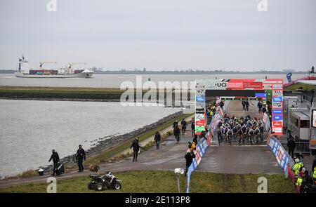 Abbildung Bild zeigt den Start des Herren-Elite-Rennens des 'Vestingcross' Cyclocross-Events, Etappe 4/5 des Weltcup-Wettbewerbs, i Stockfoto