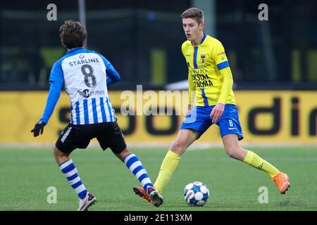 EINDHOVEN, NIEDERLANDE - 3. JANUAR: Iker Pozo vom FC Eindhoven, Mees Hedenmacher vom SC Cambuur während des niederländischen Keukenkampioendivisie-Spiels zwischen FC Stockfoto