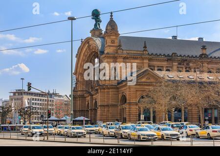 Historisches Gebäude vom Hauptbahnhof in Frankfurt. Straße mit Ampeln und Autos mit Blick auf den Vorplatz. Mehrere Taxis warten auf Stockfoto