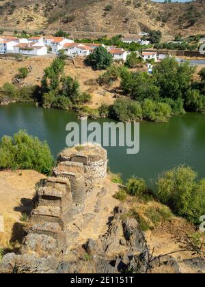 Mertola River Tower Ruinen an der Guadiana Stockfoto