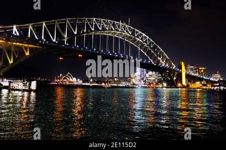 Australien 09 November 2018 Sydney Nachtansicht von Sydney Harbour Bridge und Opera House mit dem Sydney Central Business Skyline des Bezirks (CBD) Stockfoto