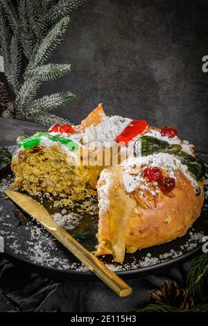 Bolo do Rei oder King's Cake, gemacht für Weihnachten, Carnavale oder Mardi Gras auf kitcthen Arbeitsplatte. Stockfoto