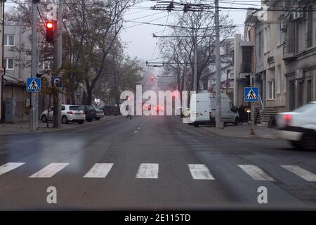 Nebliger Morgen auf den herbstlichen Straßen der Stadt. Kreuzung der Vasile Alecsandri Straße & Bucuresti Straße. Chisinau, Republik Moldau. 27. November 2020 Stockfoto