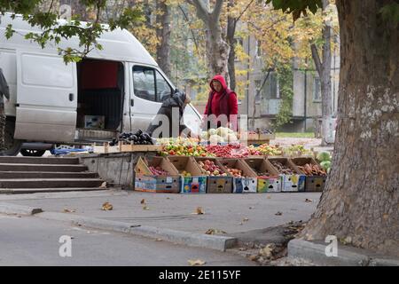 Verkauf von Gemüse und Obst auf der Straße der Stadt. Chisinau, Republik Moldau, 05. November 2020, um 09:43 Uhr Stockfoto