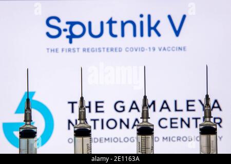 Kathmandu, Nepal - Januar 03 2021: Nahaufnahme einer Spritze gegen Sputnik V Gamaleya Logo Stockfoto