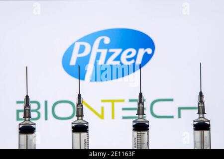 Kathmandu, Nepal - Januar 03 2021: Nahaufnahme einer Spritze gegen das Pfizer BioNTech Logo Stockfoto