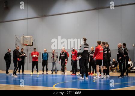 Broendby, Dänemark. Januar 2021. Die Spieler der dänischen Männer-Handballnationalmannschaft treffen sich vor der Weltmeisterschaft 2021 in Ägypten zum Training in Idreattens Hus. Hier ist Cheftrainer Nikolaj Jacobsen mit dem Kader zu sehen. Kredit: Gonzales Foto/Alamy Live Nachrichten Stockfoto