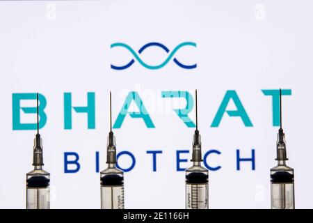 Kathmandu, Nepal - Januar 03 2021: Nahaufnahme einer Spritze gegen das Bharat Biotech Logo Stockfoto