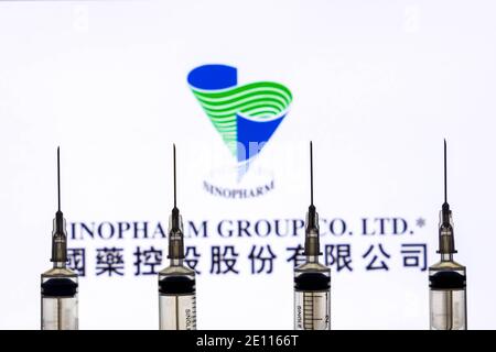 Kathmandu, Nepal - Januar 03 2021: Nahaufnahme einer Spritze gegen das Sinopharm-Logo Stockfoto