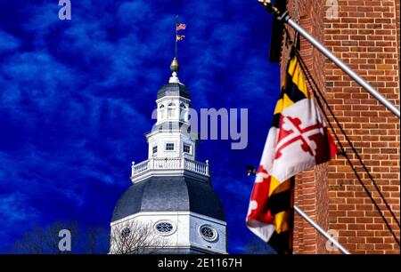 Die Maryland-Staatsflagge fliegt vor der Kuppel des Kapitolgebäudes in Annapolis, Maryland. Stockfoto