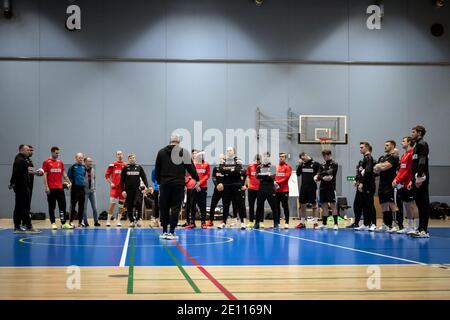 Broendby, Dänemark. Januar 2021. Die Spieler der dänischen Männer-Handballnationalmannschaft treffen sich vor der Weltmeisterschaft 2021 in Ägypten zum Training in Idreattens Hus. Hier ist Cheftrainer Nikolaj Jacobsen mit dem Kader zu sehen. Kredit: Gonzales Foto/Alamy Live Nachrichten Stockfoto