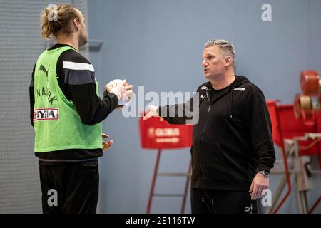 Broendby, Dänemark. Januar 2021. Die Spieler der dänischen Männer-Handballnationalmannschaft treffen sich vor der Weltmeisterschaft 2021 in Ägypten zum Training in Idreattens Hus. Hier leitet Cheftrainer Nikolaj Jacobsen das Training. Kredit: Gonzales Foto/Alamy Live Nachrichten Stockfoto