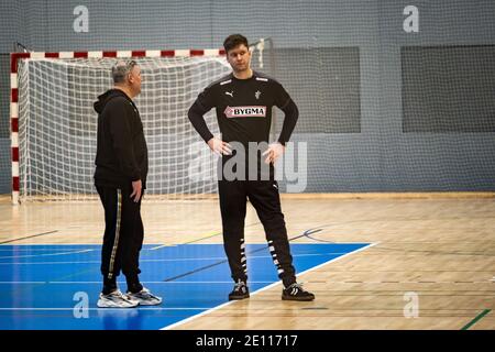 Broendby, Dänemark. Januar 2021. Die Spieler der dänischen Männer-Handballnationalmannschaft treffen sich vor der Weltmeisterschaft 2021 in Ägypten zum Training in Idreattens Hus. Hier ist Cheftrainer Nikolaj Jacobsen mit Torwart Niklas Landin. Kredit: Gonzales Foto/Alamy Live Nachrichten Stockfoto