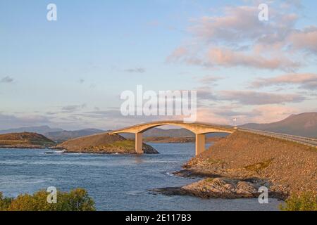 Die Atlantikstraße Entlang Der Norwegischen Westküste Ist Eine Der Interessantesten Und Beliebtesten Verkehrsverbindungen In Europa Stockfoto