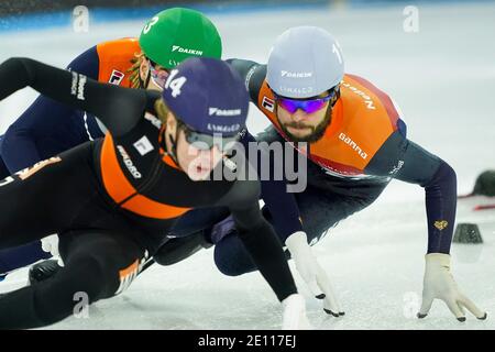 HEERENVEEN, NIEDERLANDE - 3. JANUAR: Jens van t Wout, Dylan Hoogerwerf, Sjinkie Knegt während der Niederländischen Nationalmeisterschaften Allround Shorttrack Stockfoto