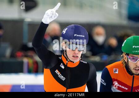 HEERENVEEN, NIEDERLANDE - 3. JANUAR: Jens van t Wout, Dylan Hoogerwerf während der Niederländischen Nationalmeisterschaften Allround Shorttrack bei Thialf Iceri Stockfoto