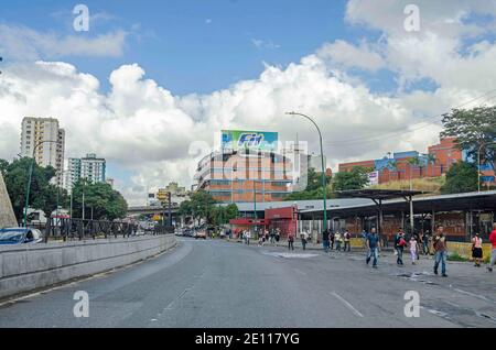 Caracas, Miranda, Venezuela. Januar 2021. Viele Menschen kehren nach den Weihnachtsferien und vor der Ankunft der radikalen Quarantänewoche nach Hause zurück. Venezuela kehrt am kommenden Montag, dem 4. Januar, bis Sonntag, dem 10. Januar in die radikale Quarantäne zurück und nimmt aufgrund der Entwicklung des Covid-19 im Dezember 2020 das 7-7-Programm wieder auf. Kredit: Jimmy Villalta/ZUMA Wire/Alamy Live Nachrichten Stockfoto