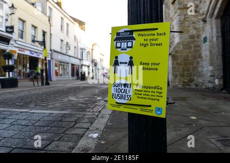 Ely, Cambridgeshire, Großbritannien, 02-01-2021. Gebäude außerhalb der Geschäfte mit Schild ermutigend Menschen, lokale einkaufen und unterstützen lokale Unternehmen. Stockfoto
