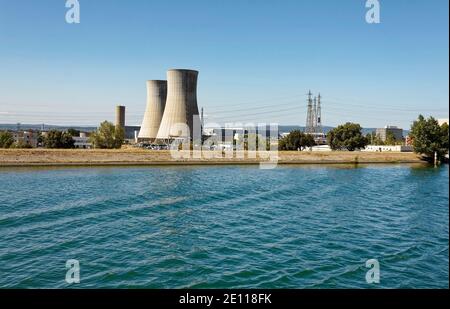 Industrielle Szene; Stromerzeugung; Energieerzeugung; Kühltürme, Übertragungsleitungen, Geschäft; Wasser; Rhone; Europa; Provence, Stockfoto
