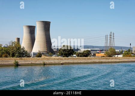 Industrielle Szene; Stromerzeugung; Energieerzeugung; Kühltürme, Übertragungsleitungen, Geschäft; Wasser; Rhone; Europa; Provence, Stockfoto