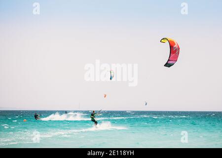 Kitesurfen in Tarifa, Spanien. Tarifa ist der beliebteste Ort in Spanien für Kitesurfen Stockfoto