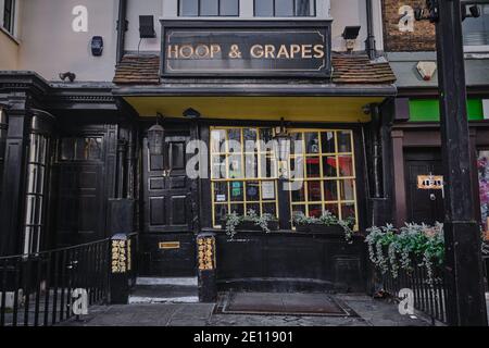 Hoop and Grapes Public House, eines der ältesten öffentlichen Häuser in London, aufgrund von Covid-19 Sperrbeschränkungen geschlossen, Aldgate, London Stockfoto