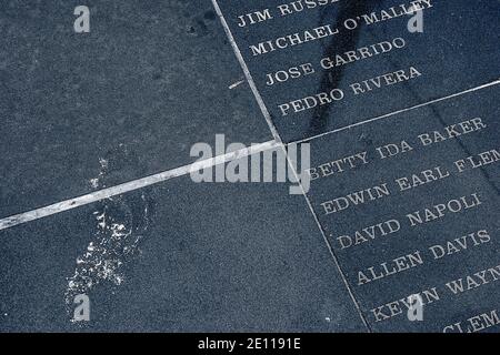 Ein sandiger Fußabdruck auf dem schwarzen Granit durch die eingravierten Namen am Key West AIDS Memorial in den Florida Keys. Stockfoto