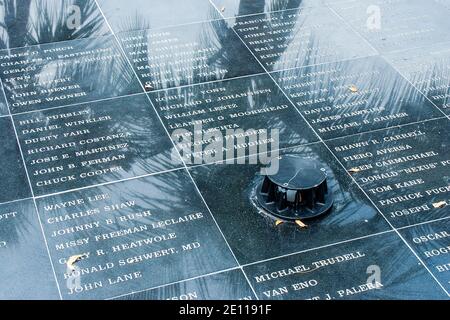 Namen, die auf schwarzem Granit eingraviert wurden, ehren die, die an AIDS im AIDS-Denkmal von Key West in den Florida Keys starben. Stockfoto