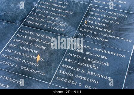 Namen, die auf schwarzem Granit eingraviert wurden, ehren die, die an AIDS im AIDS-Denkmal von Key West in den Florida Keys starben. Stockfoto