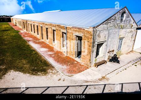 Die roten Backsteinbaracken im Civil war Fort Zachary Taylor in Key West, den Florida Keys. Stockfoto