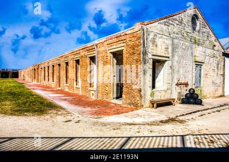 Die roten Backsteinbaracken im Civil war Fort Zachary Taylor in Key West, den Florida Keys. Stockfoto