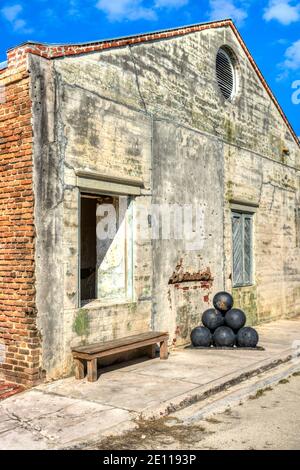 Die roten Backsteinbaracken im Civil war Fort Zachary Taylor in Key West, den Florida Keys. Stockfoto