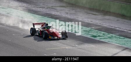 Vallelunga, Italien 6. dezember 2020, Aci Rennwochenende. Nass Rennformel regionalen Rennwagen Sprühen Wasser auf Asphalt Strecke Stockfoto