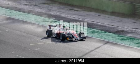 Vallelunga, Italien 6. dezember 2020, Aci Rennwochenende. Nass Rennformel regionalen Rennwagen Sprühen Wasser auf Asphalt Strecke Stockfoto