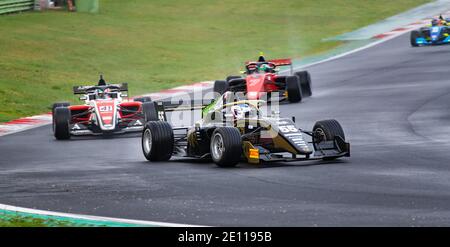 Vallelunga, Italien 6. dezember 2020, Aci Rennwochenende. Wet Race Formel regionale Rennwagen herausfordernd in Asphalt Strecke Stockfoto