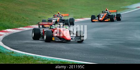 Vallelunga, Italien 6. dezember 2020, Aci Rennwochenende. Wet Race Formel regionale Rennwagen herausfordernd in Asphalt Strecke Stockfoto