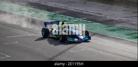 Vallelunga, Italien 6. dezember 2020, Aci Rennwochenende. Nass Rennformel regionalen Rennwagen Sprühen Wasser auf Asphalt Strecke Stockfoto