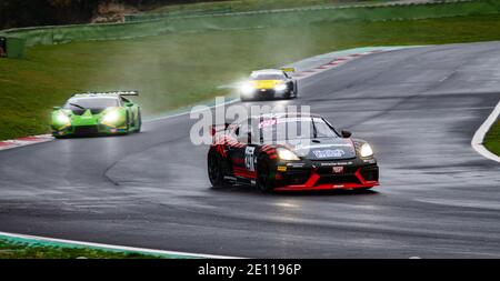 Vallelunga, Italien 6. dezember 2020, Aci Rennwochenende. Gruppe von Rennwagen Herausforderung auf der Strecke bei schwerem Regen, Porsche GT führend Stockfoto