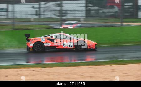 Supercar Ferrari GT 488 Rennsport-Action auf nassregndem Asphalt Gleiskreislauf, der Wasser spritzt Stockfoto