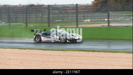 Supercar Ferrari GT 488 Rennsport-Action auf nassregndem Asphalt Gleiskreislauf, der Wasser spritzt Stockfoto