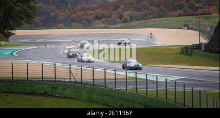 Vallelunga, Italien 6. dezember 2020, Aci Rennwochenende. Landschaftsansicht von Touring Autos Rennsport Aktion Spritzen Wasser auf nass regnet Asphaltbahn Stockfoto