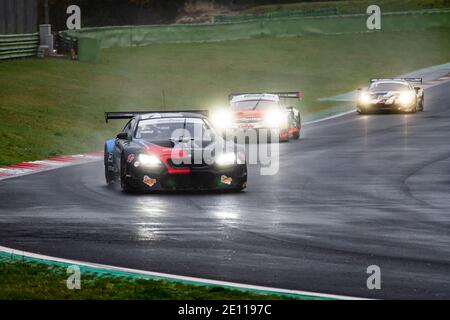 Vallelunga, Italien 6. dezember 2020, Aci Rennwochenende. Gruppe von Rennwagen Herausforderung auf der Strecke bei schwerem Regen, BMW M6 GT führend Stockfoto