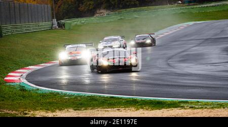 Vallelunga, Italien 6. dezember 2020, Aci Rennwochenende. Gruppe von Rennwagen Herausforderung auf der Strecke bei schwerem Regen, Ferrari 488 GT führend Stockfoto