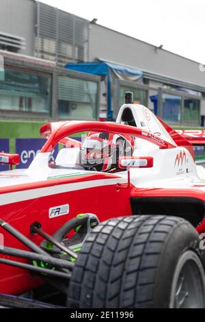 Vallelunga, Italien 6. dezember 2020, Aci Rennwochenende. Arthur Leclerc Fahrer in Formel regionalen Rennwagen Cockpit mit nassen Reifen Stockfoto