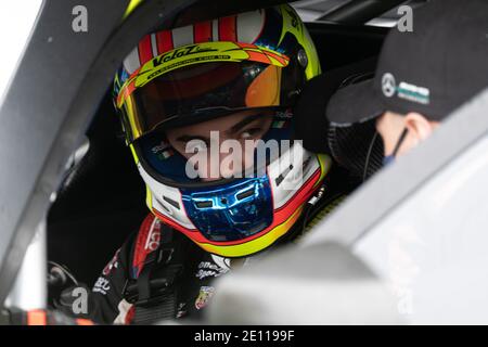 Vallelunga, Italien 6. dezember 2020, Aci Rennwochenende. Rennfahrer im Auto-Cockpit mit Helm aus nächster Nähe Stockfoto