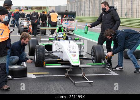 Vallelunga, Italien 5. dezember 2020, Aci Rennwochenende. Formel Auto auf Startplatz Team Leute arbeiten an nassen Slick Rennreifen Stockfoto