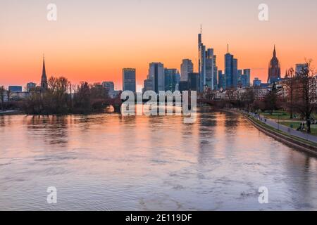 Frankfurter Skyline am Abend. Sonnenuntergang über dem Main aus der Innenstadt. Gebäude des Finanz- und Geschäftsviertels. Parken Sie entlang des Verbots Stockfoto